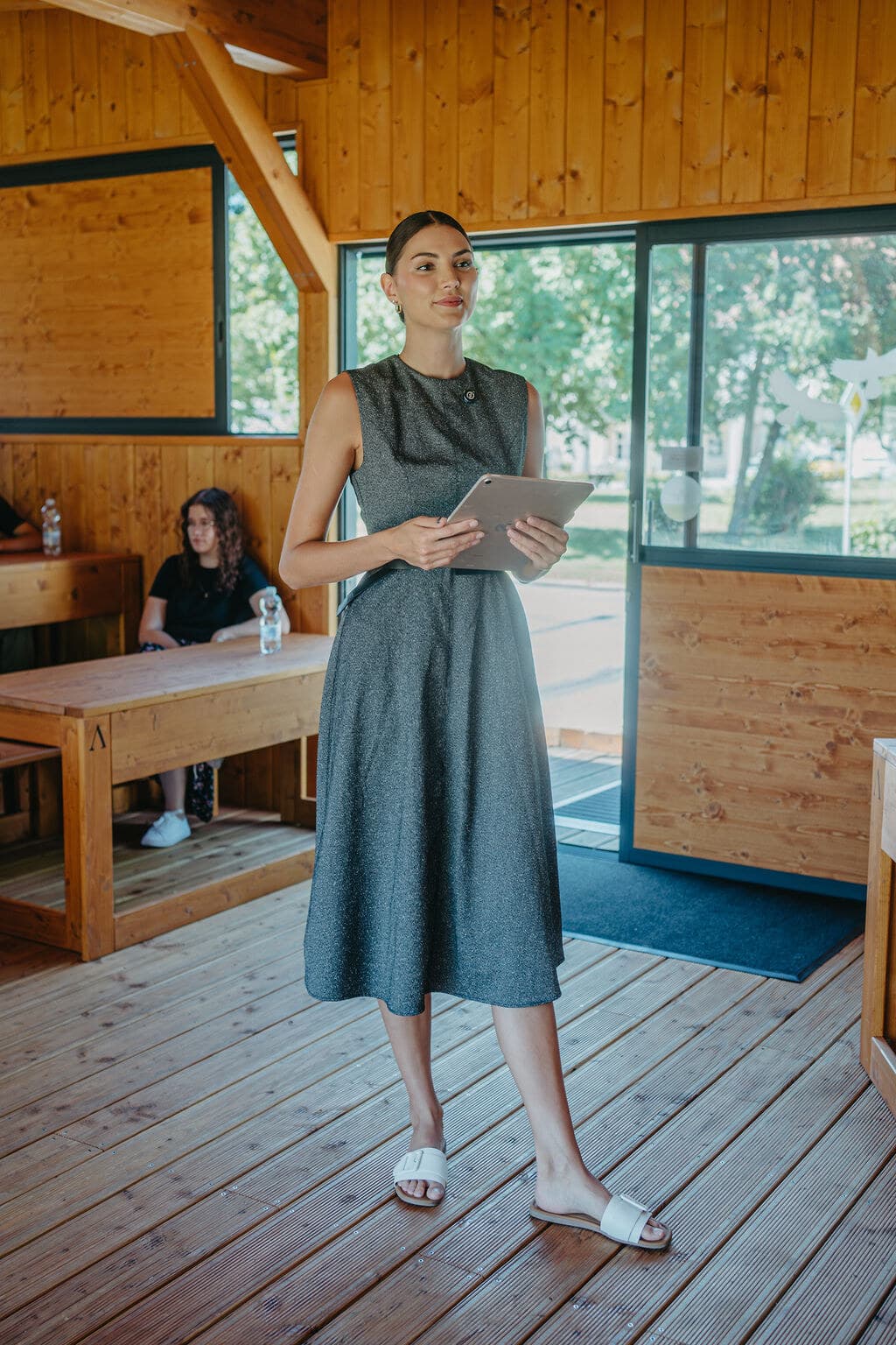 Karolína Surý při moderování živého vstupu