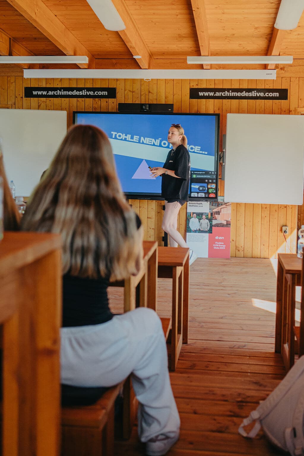 Kristýna Sekaninová při programu Pevný bod