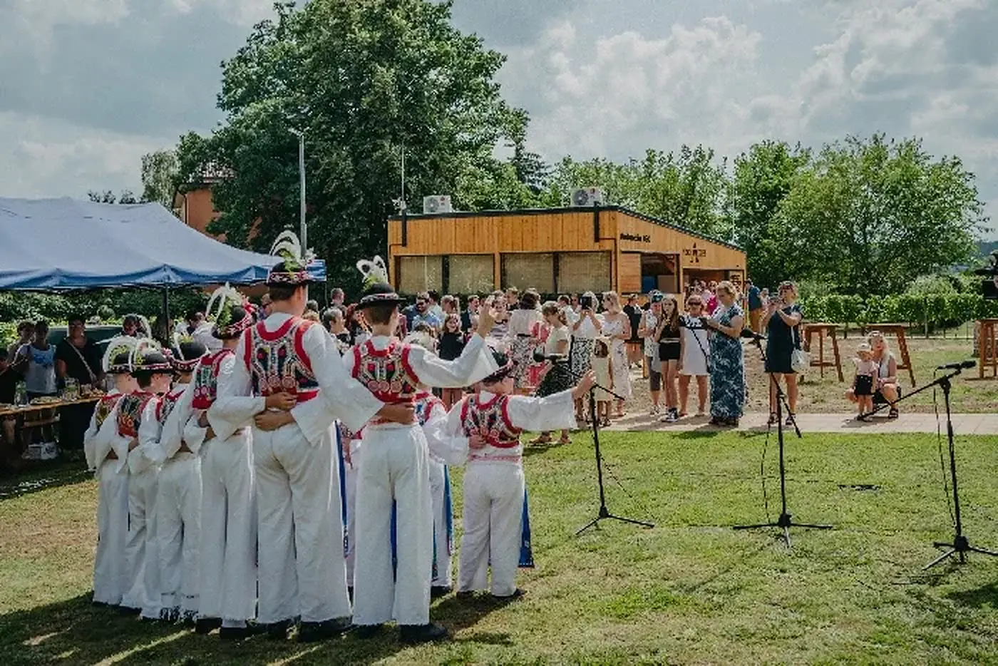Dětský folklorní soubor při komunitním setkání u učebny ARCHIMEDES v Ratíškovicích