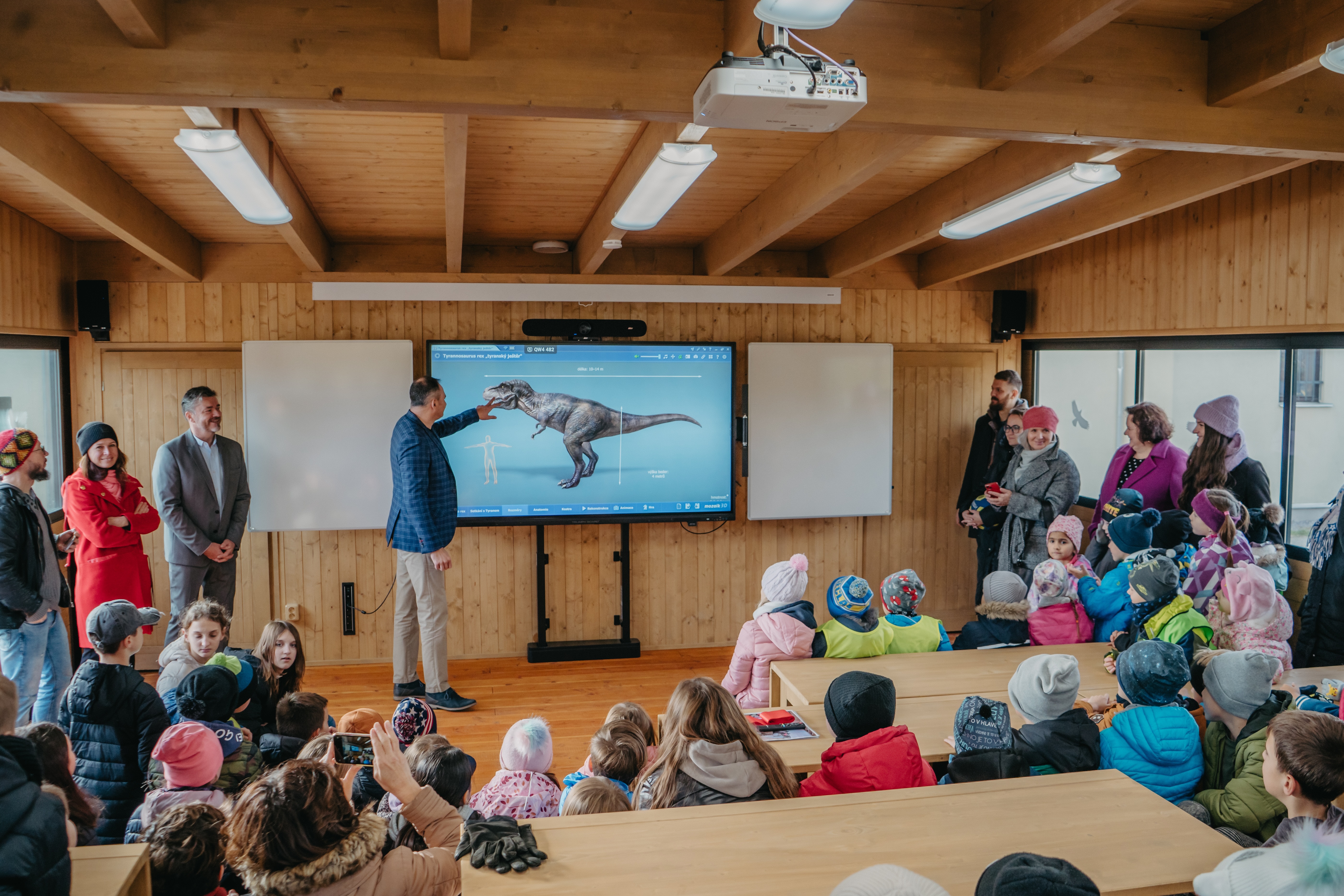 Žáci pracující u interaktivního panelu