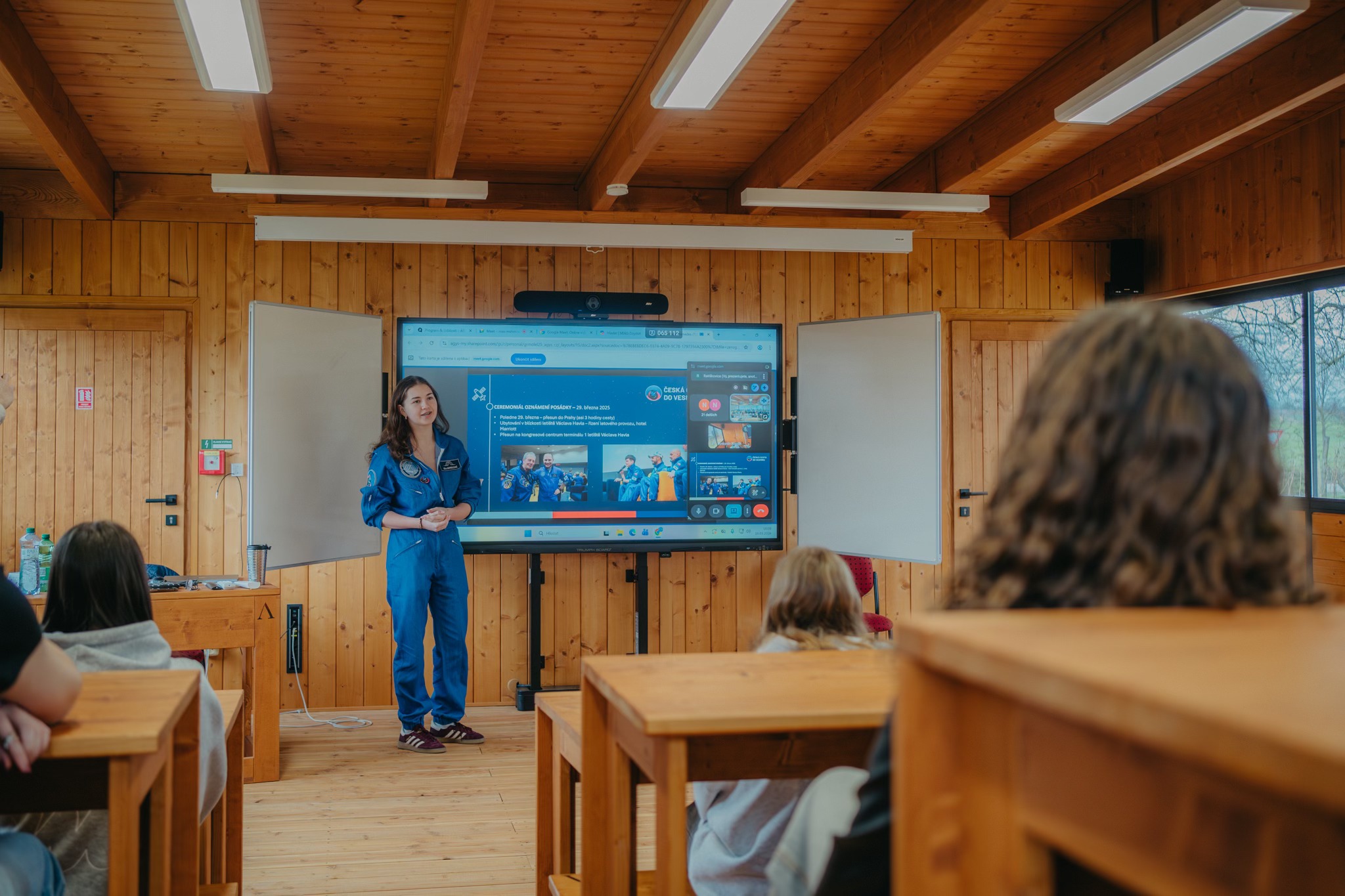 Žáci sledují a reagují