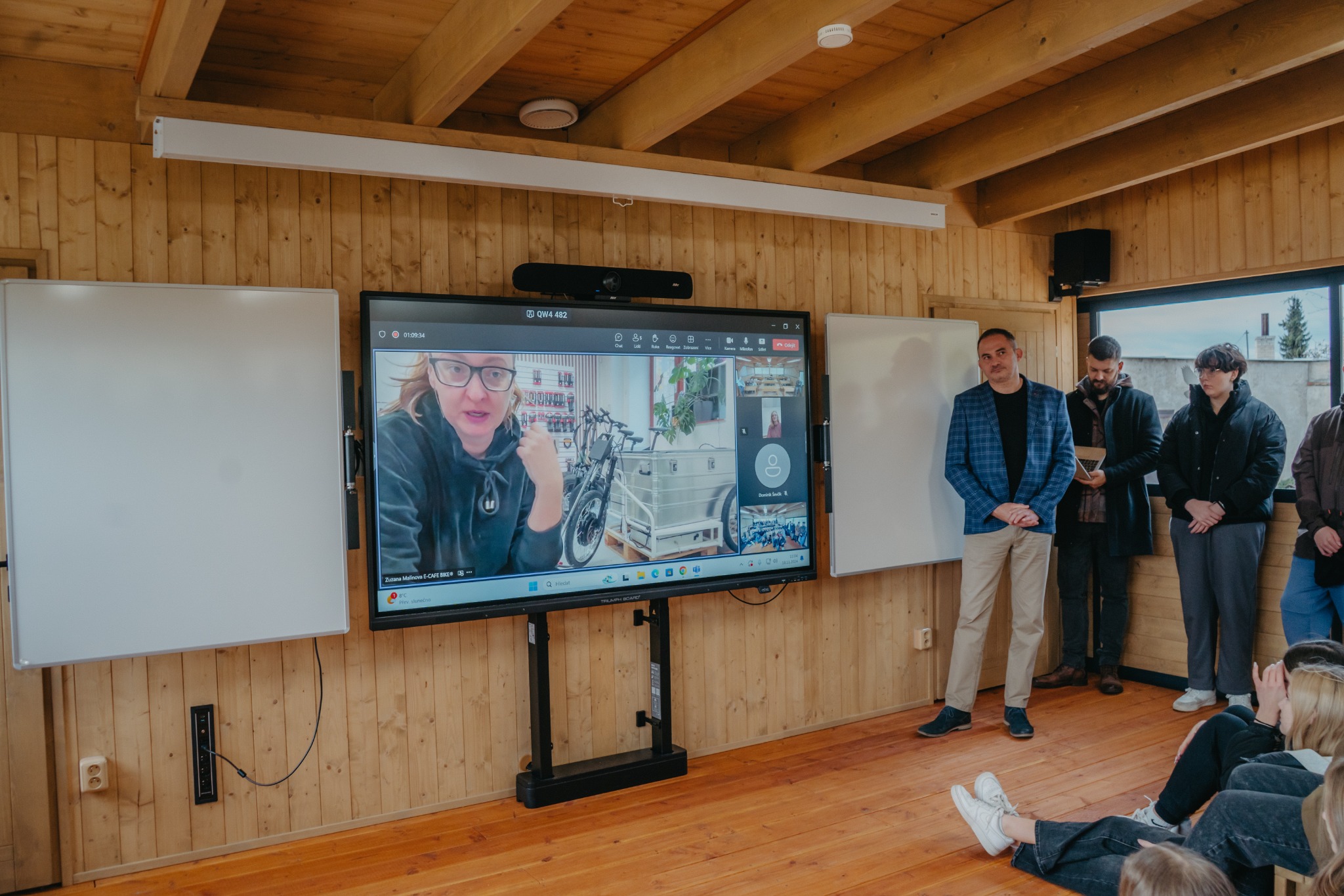 Živý odborník na obrazovce