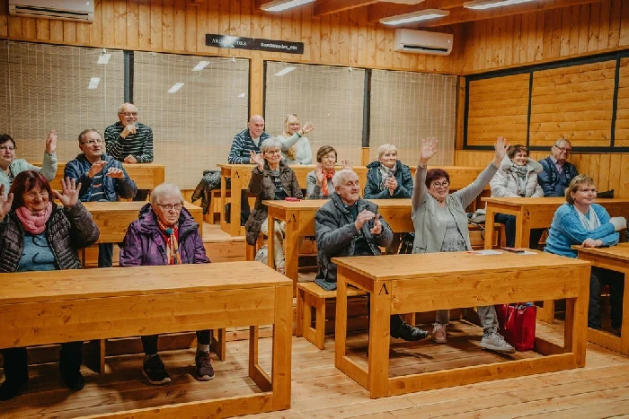 Učebna jako letní kino nebo komunitní setkání